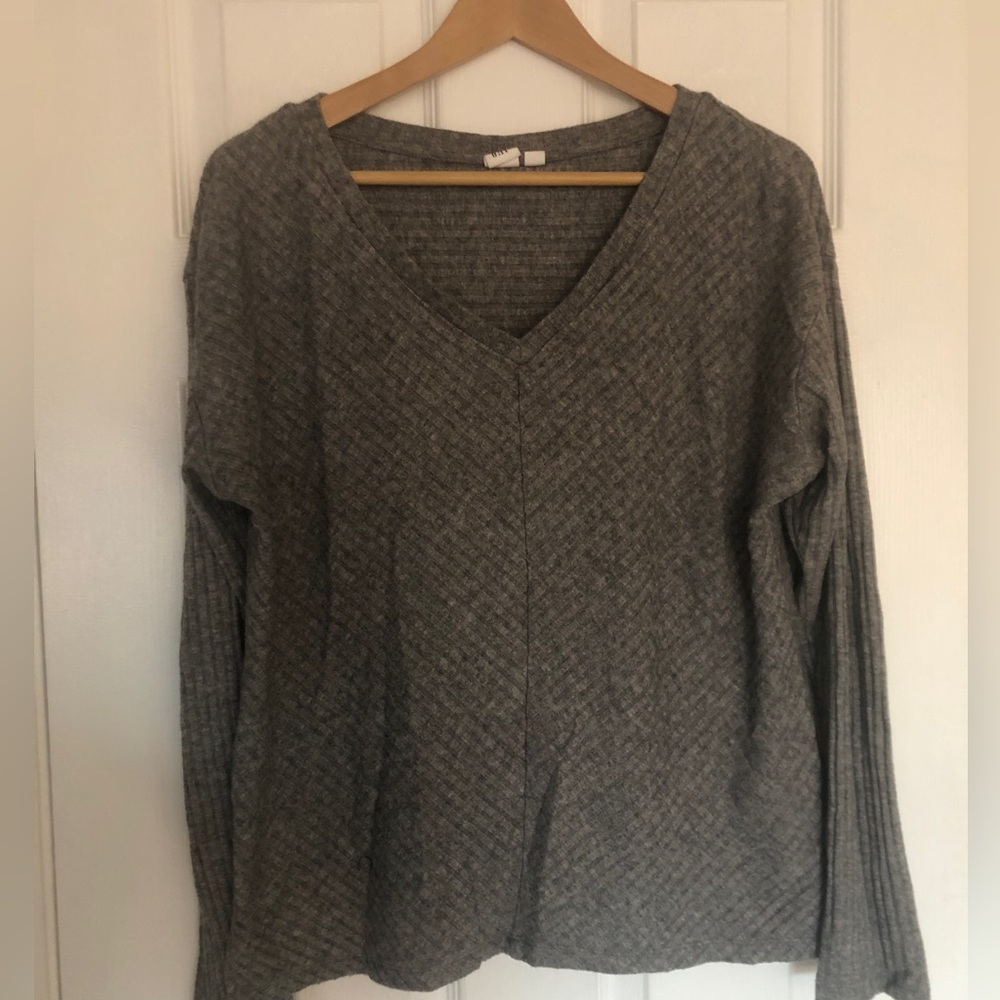 Women’s gray sweater w diagonal “stripes”